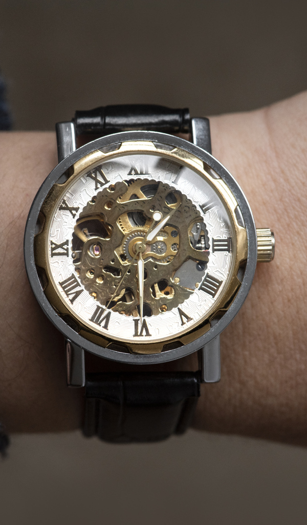 Часы с механизмом на руке у мужчины