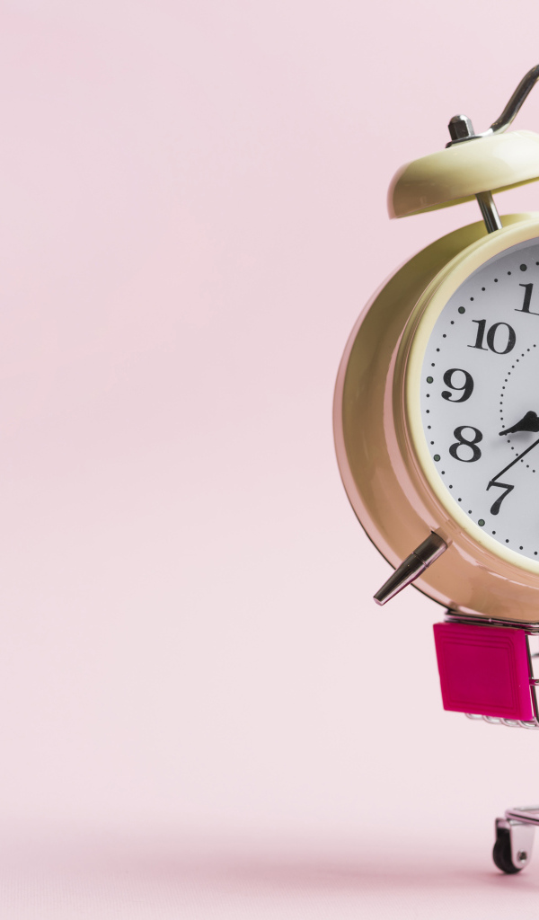 Будильник в маленькой тележке