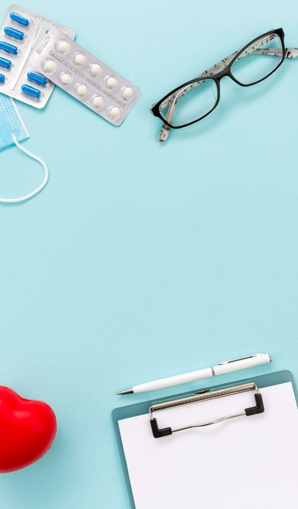 Атрибуты медика на голубом фоне