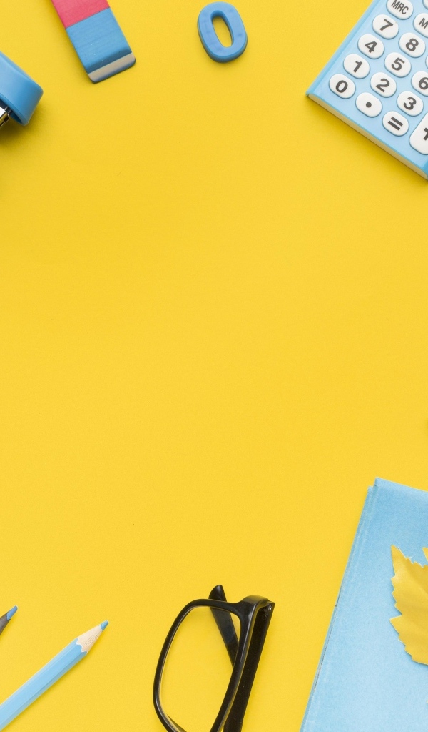 Красивые канцелярские предметы и глобус на желтом фоне