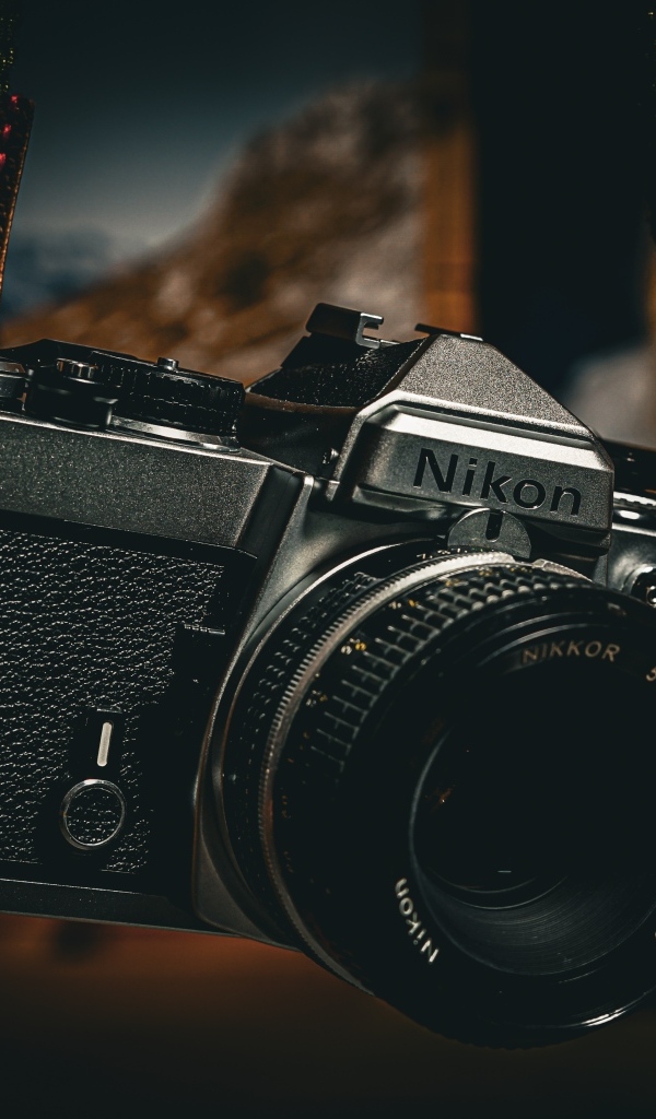 Черный фотоаппарат nikon на ремне