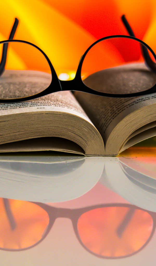 Книга с очками на столе