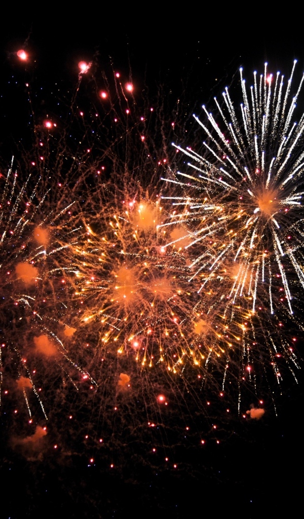 Яркие искры фейерверка на черном фоне