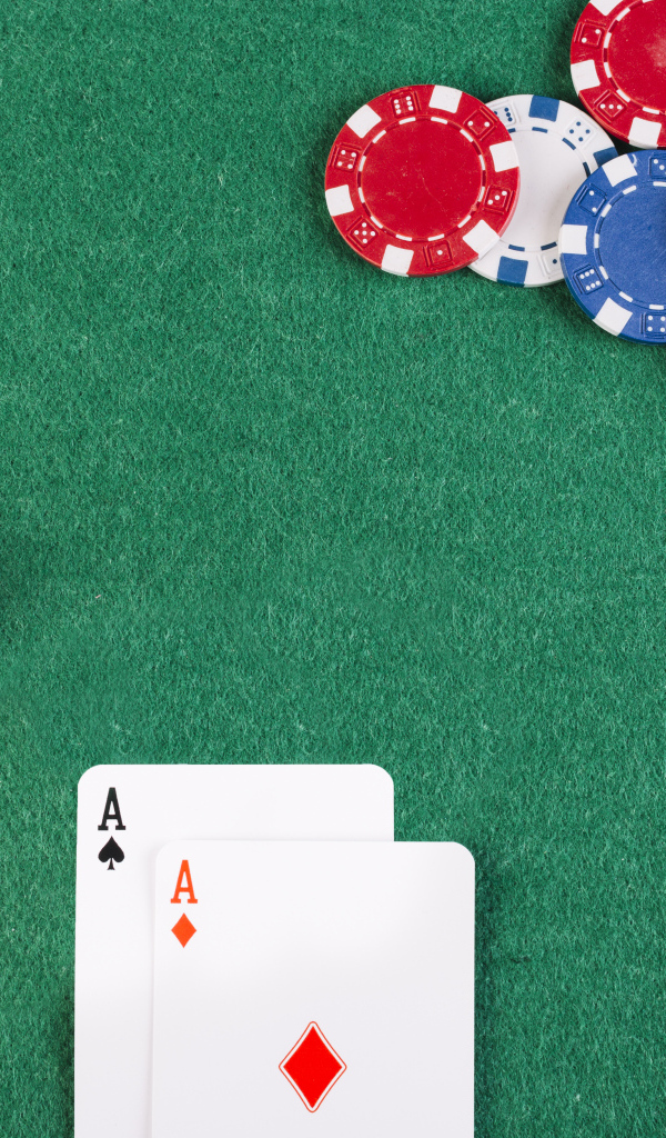 Карты, фишки и кости для игры в покер 