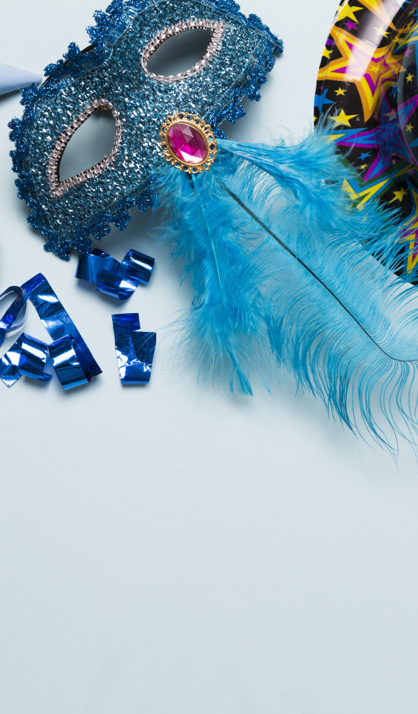 Карнавальная маска и декор на голубом фоне