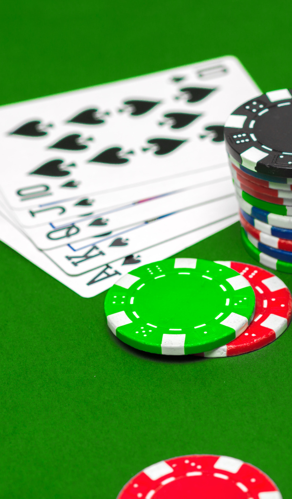 Фишки и карты на зеленом столе для покера