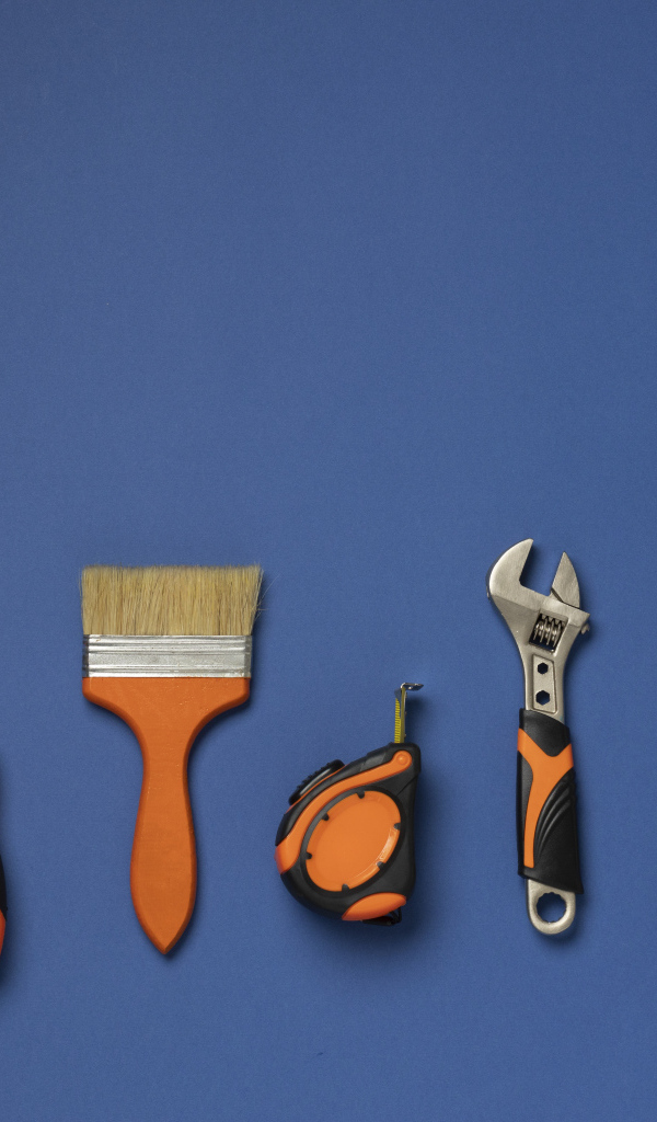 Строительные инструменты на синем фоне