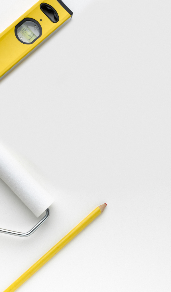 Строительные инструменты на белом фоне