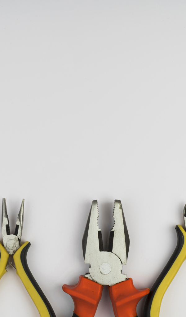 Разные плоскогубцы на сером фоне