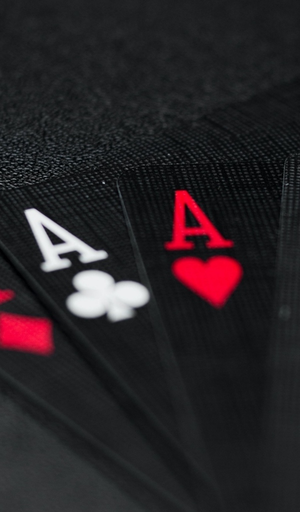 Четыре черных туза на столе