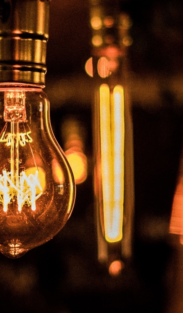 Стеклянная лампа накаливания на потолке