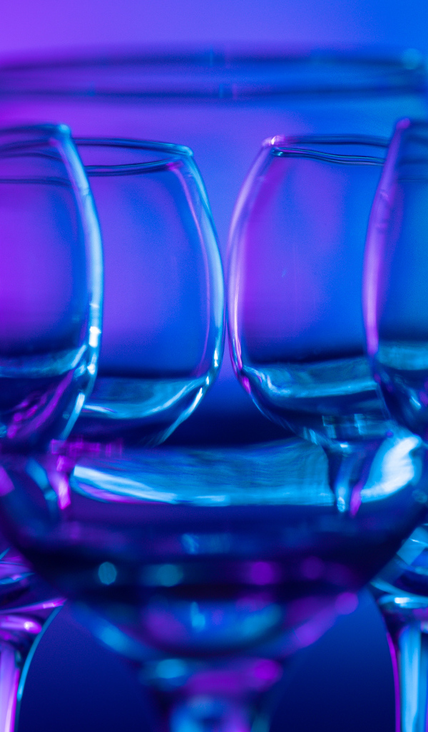 Стеклянные бокалы для вина крупным планом