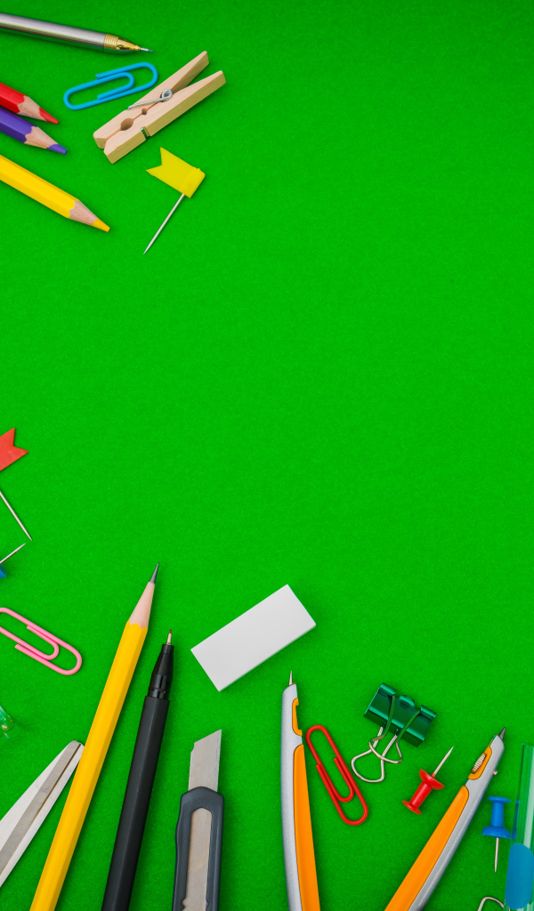 Зеленый фон с канцелярскими предметами
