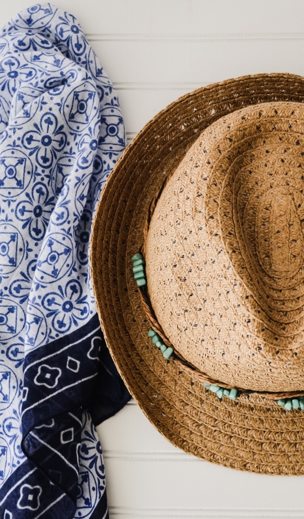 Шляпа и платок висят на стене