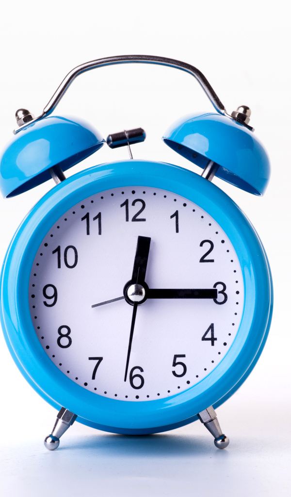 Большой голубой будильник на белом фоне