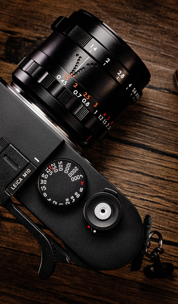 Фотоаппарат Leica M10 и часы на столе