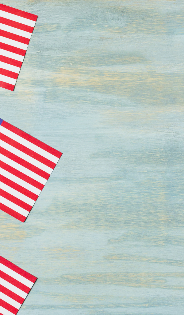 Много флагов Америки на голубом фоне