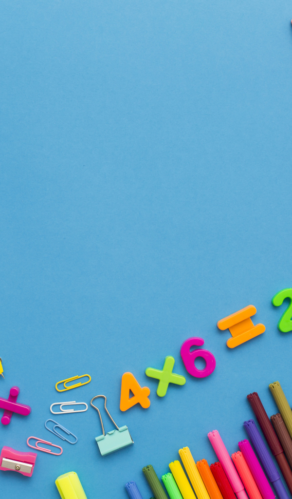 Много разных канцелярских предметов на голубом столе