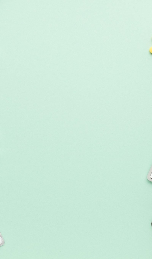 Медикаменты и инструменты на голубом фоне