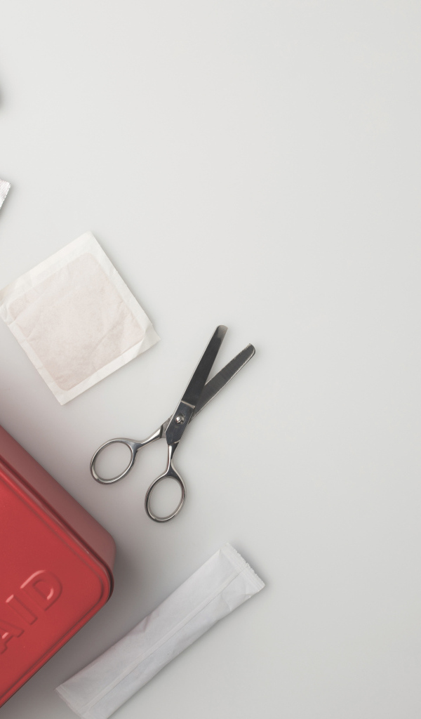 Медикаменты для аптечки на сером фоне