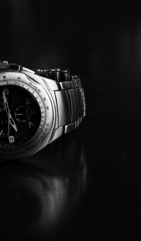 Наручные мужские часы на черном фоне