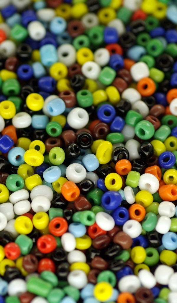Разноцветные маленькие бусины крупным планом