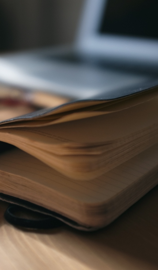 Блокнот с ручкой на столе