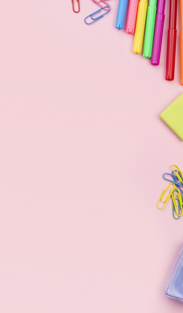 Предметы для рисования на голубом фоне