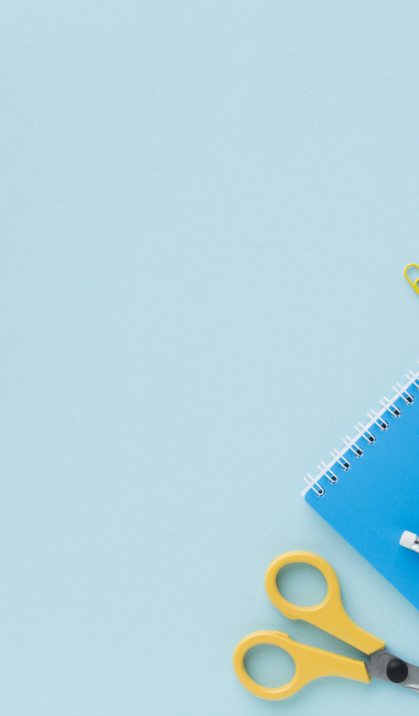 Офисные канцелярские предметы на голубом фоне