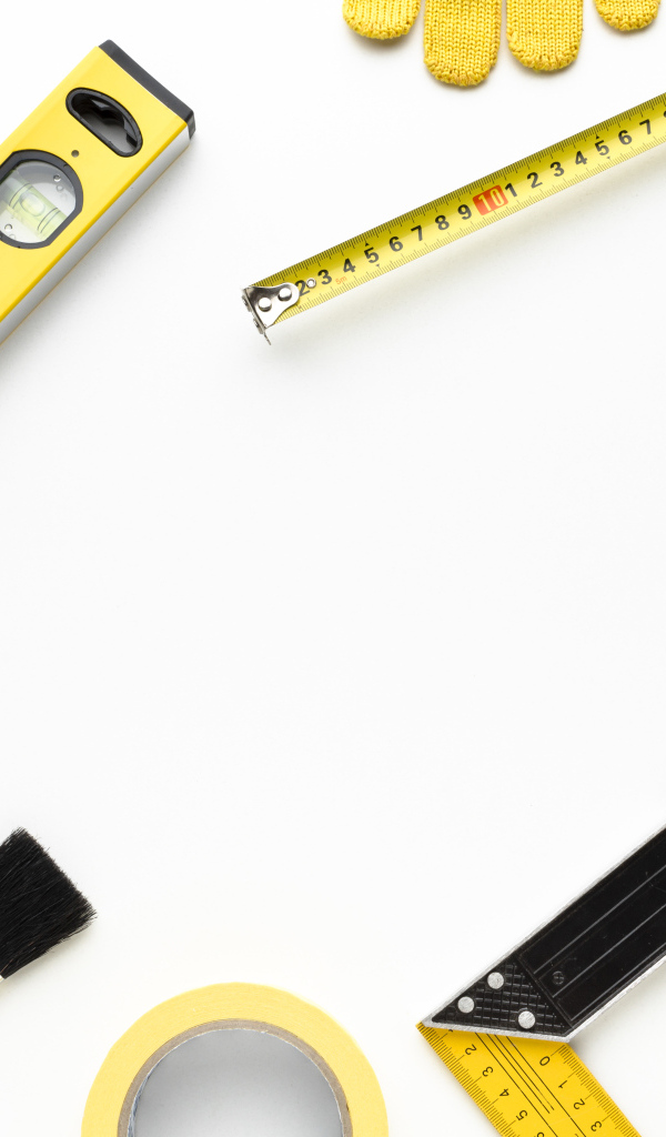 Инструменты маляра на белом фоне