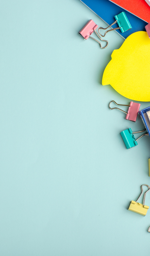 Пластилин на голубом фоне со скрепками и блокнотами