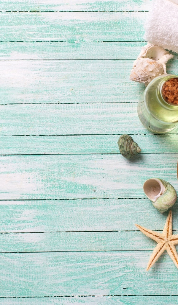 Морская соль, масло и полотенца на голубом столе