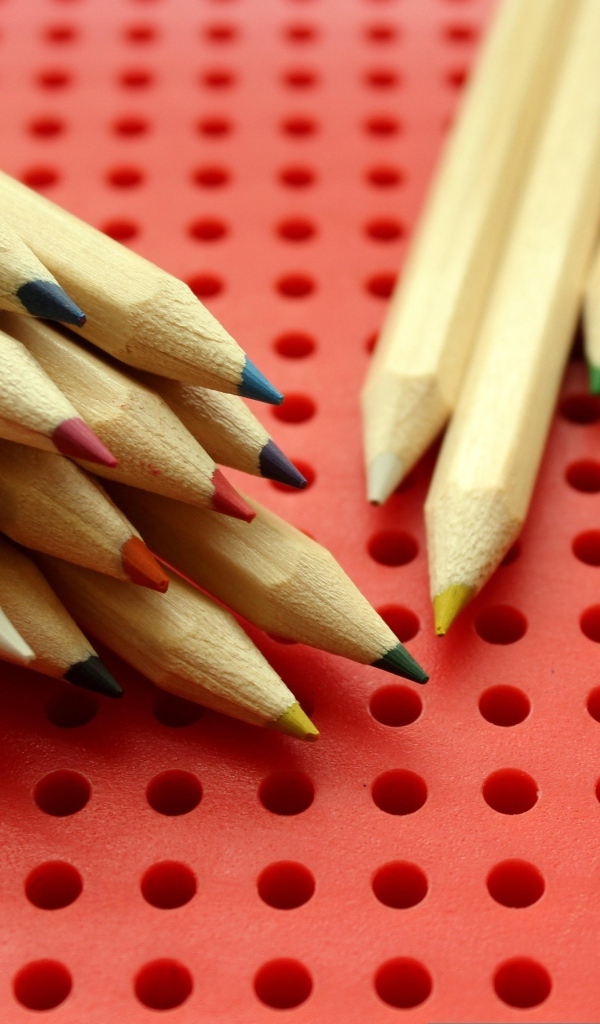Заточенные карандаши на красном фоне