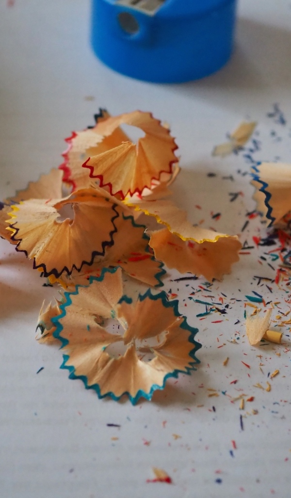 Стружка с разноцветных карандашей на столе