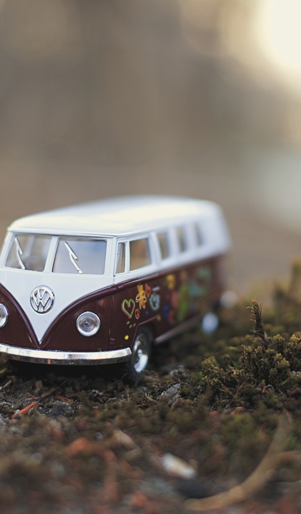 Маленький игрушечный автомобиль volkswagen на земле