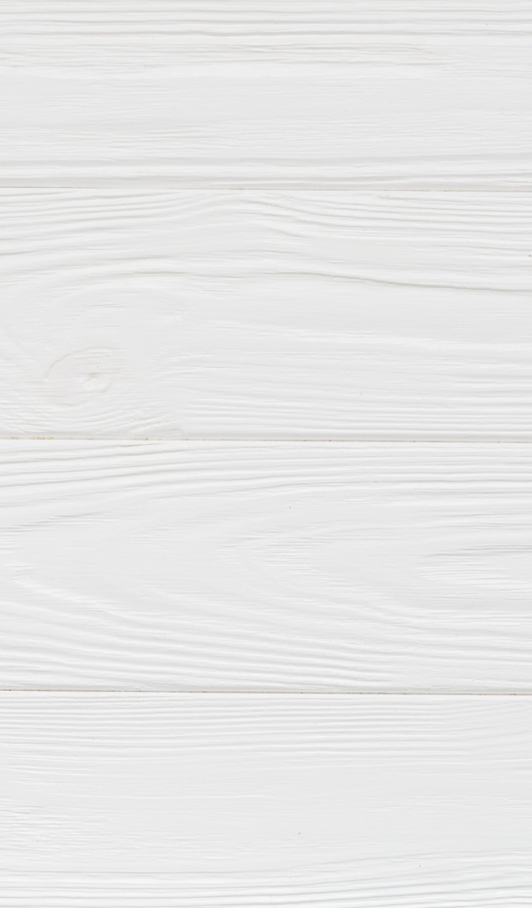 Канцелярские принадлежности на белом деревянном фоне