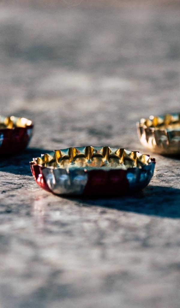 Три железные пробки на столе