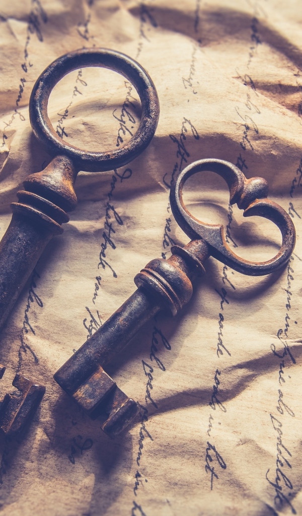 Два старых ключа на листе бумаги