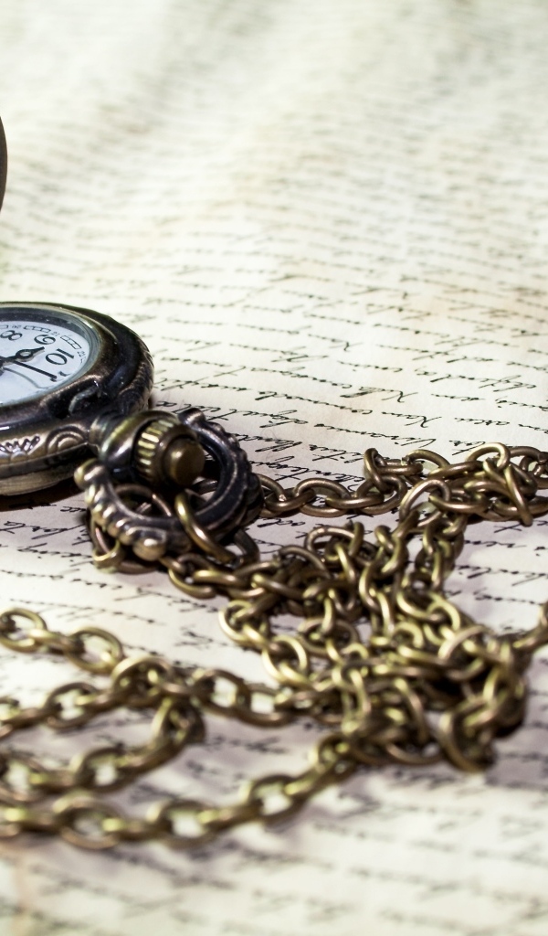 Старинные карманные часы на цепочке