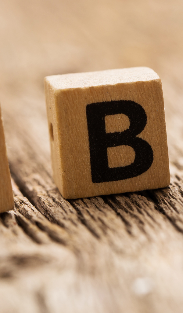 Деревянные кубики на столе 