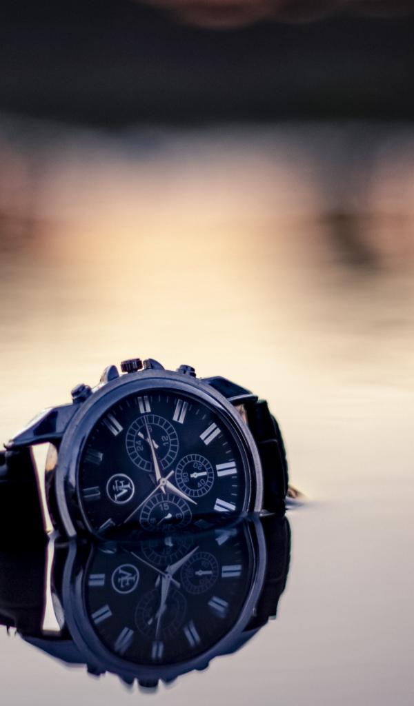 Наручные часы лежат в воде