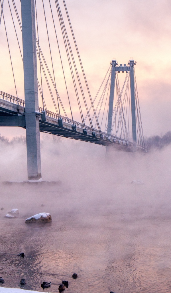 Мост через реку в тумане утром