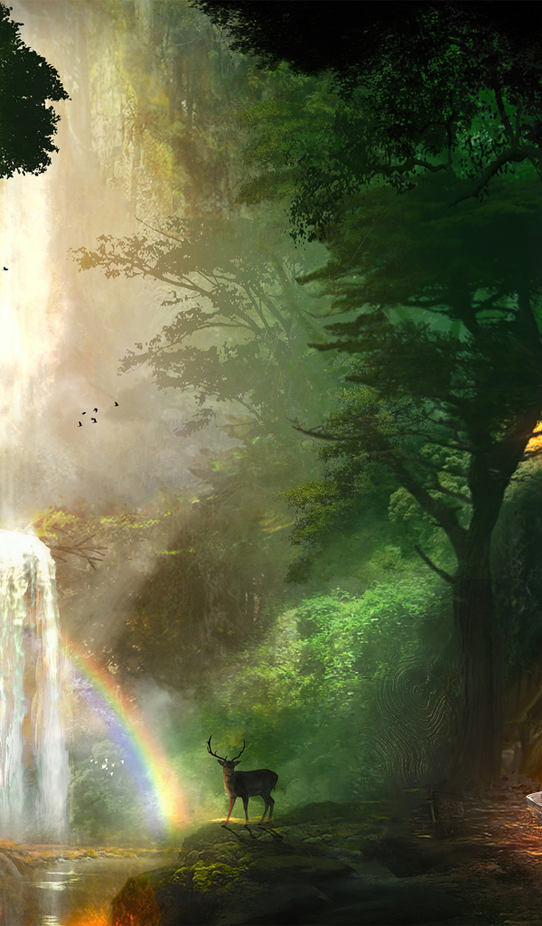 Радуга у высокого фантастического водопада в лесу