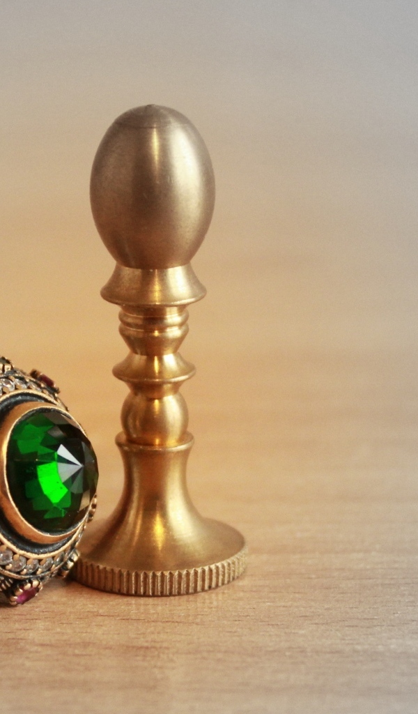 Старинный перстень на столе с фигурой