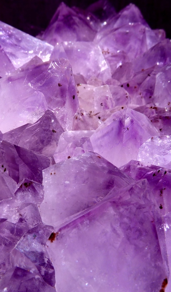 Красивый фиолетовый кристалл аметист