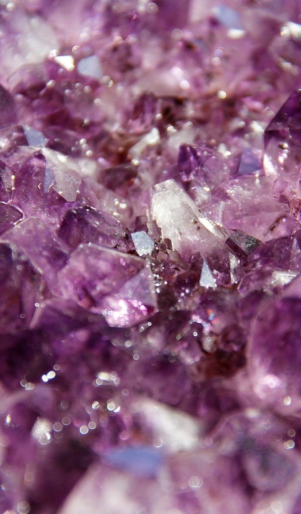 Яркий камень кристалл  аметист