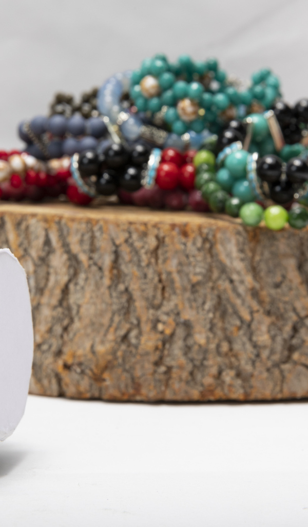 Браслеты из драгоценных камней на сером фоне