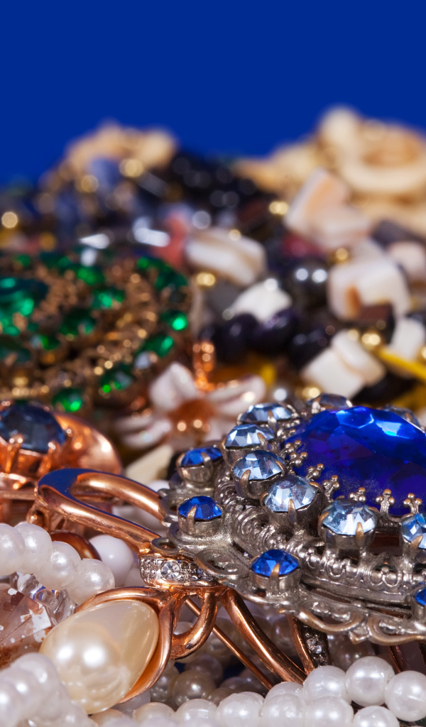 Много красивых ярких драгоценностей 