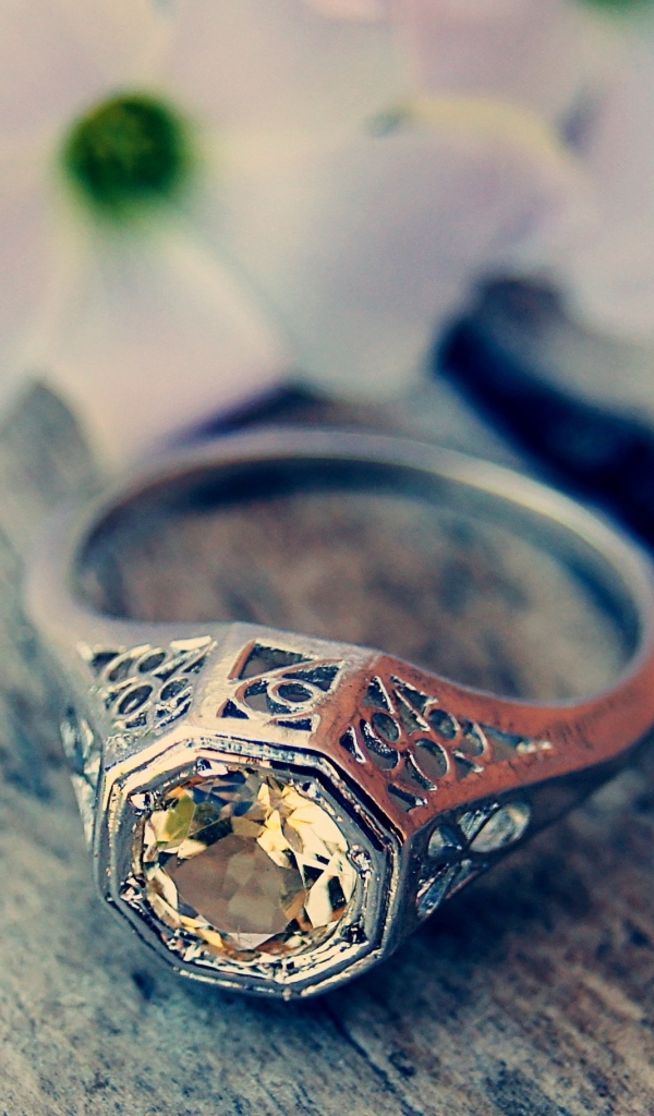 Перстень с камнем на деревянном столе 