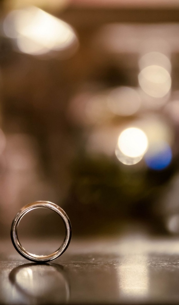 Золотое кольцо на ровной поверхности 